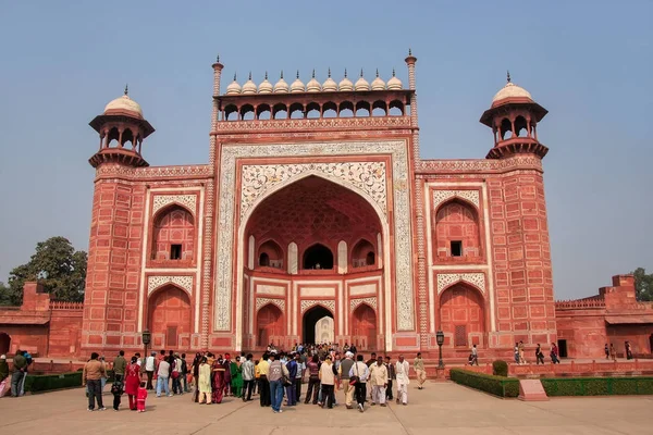 Agra, Hindistan-Ocak 31: Kimliği belirsiz kişi stand yakınındaki Darwaza-i