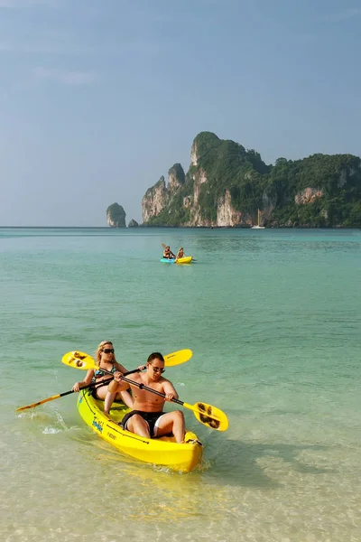 KRABI, THAILAND - NOVEMBER 30: Unidentified people kayak at Ao L — Stock Photo, Image