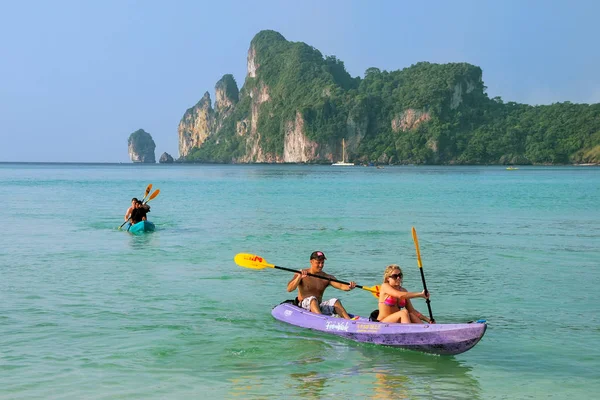 KRABI, THAILANDIA - 1 DICEMBRE: persone non identificate in kayak ad Ao Lo — Foto Stock