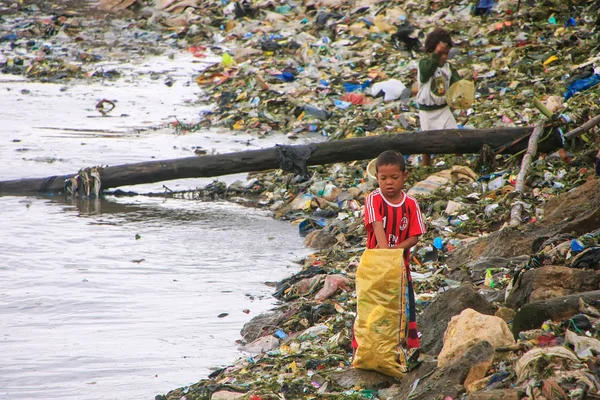 LABUAN BAJO, INDONESIA-MARCH 17: anak laki-laki tak dikenal pergi melalui ga — Stok Foto