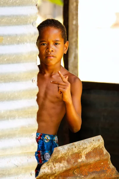 LAVENA, FIJI - 27 DE NOVIEMBRE: Un niño no identificado juega en Lavena vil — Foto de Stock