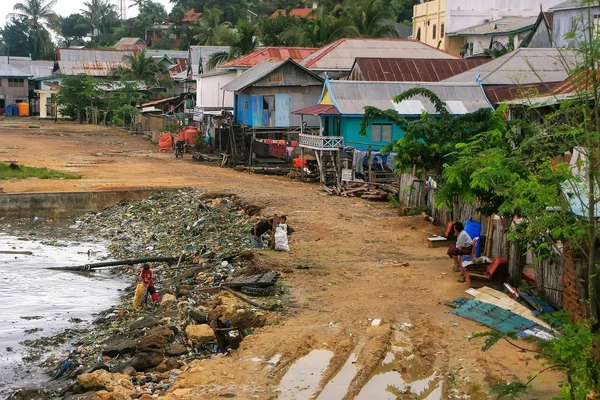Labuan Bajo, Indonezja-mar 17: Stos śmieci w morzu na M — Zdjęcie stockowe