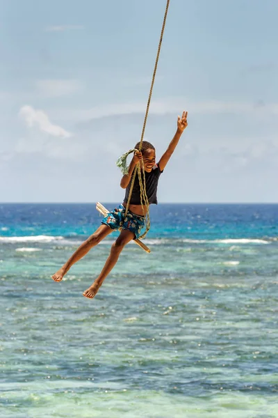 Lavena, Fiji - 27 Kasım: Tanımlanamayan Çocuk salıncaklar üzerinde bir ip sw