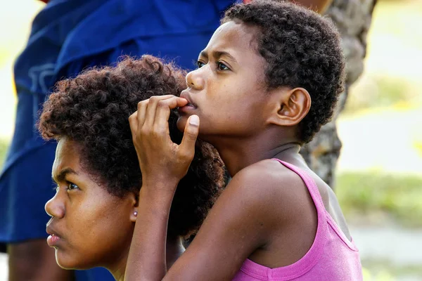 Lavena, Fiji - 27 Kasım: Kimliği belirsiz kadın oturup dışında hiçbir