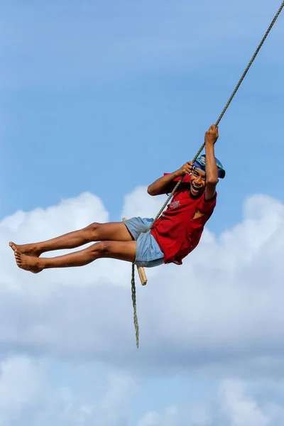 LAVENA, FIDJI - 27 NOVEMBRE : Un garçon non identifié se balance sur une truie à corde — Photo