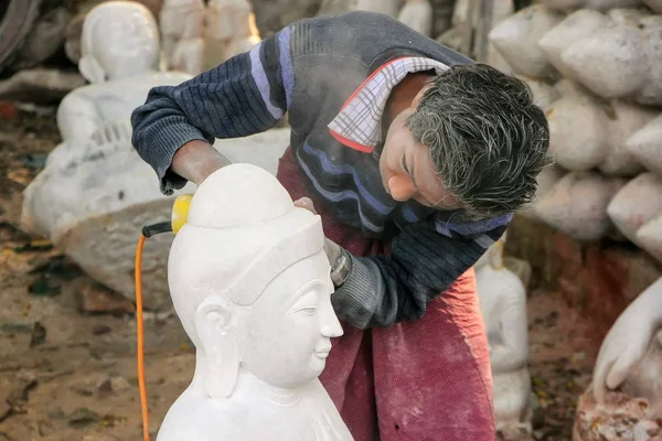 Sta のマンダレー、ミャンマー - 12 月 29 日: 正体不明の男の作品 — ストック写真