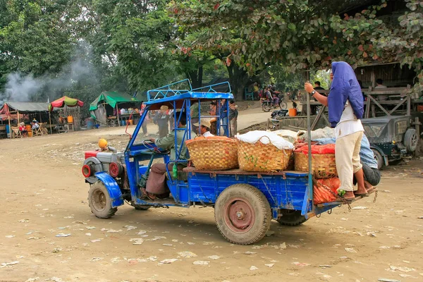 MANDALAY, MYANMAR - 30 DÉCEMBRE : Des hommes non identifiés roulent dans une structure — Photo