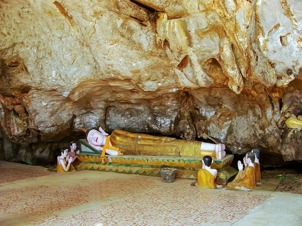 Vang Vieng, Laos - 27. listopadu: Interiér Tham Sang chrám (El — Stock fotografie