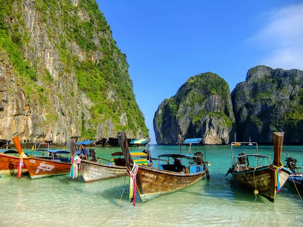 Krabi, Tayland - 8 Şubat: Maya Ba demirli Longtail tekneler