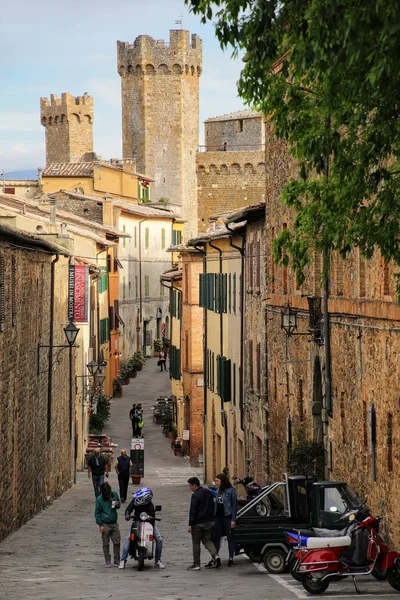 Montalcino, italien - 10. Mai: enge straße im historischen zentrum von montalcino — Stockfoto