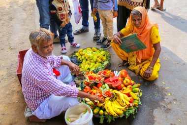 Fatehpur Sikri, Hindistan-Kasım 9: Kimliği belirsiz satıyor meyve o