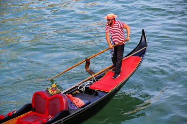 Venice, İtalya - 22 Haziran: Kimliği belirsiz satır gondol 2 Haziran tarihinde
