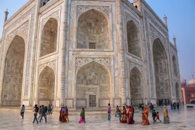 Agra, Hindistan-Kasım 9: Kimliği belirsiz kişi yürüyüş Taj Maha çevresinde