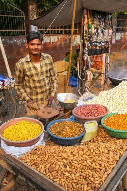 Agra, Hindistan - 10 Kasım: Kimliği belirsiz Kin, patlamış mısır satıyor