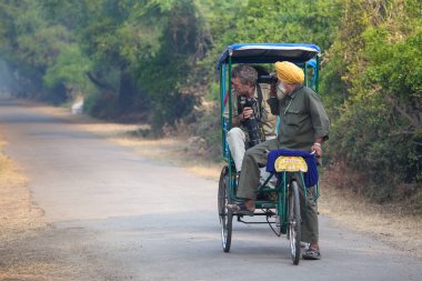 Bharatpur, Hindistan - 11 Kasım: Kimliği belirsiz kişi yolculuk döngüsü r