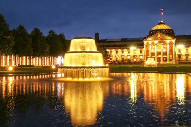 Wiesbaden, Almanya - 24 Mayıs: Kurhaus ve Bowling Green ev içinde