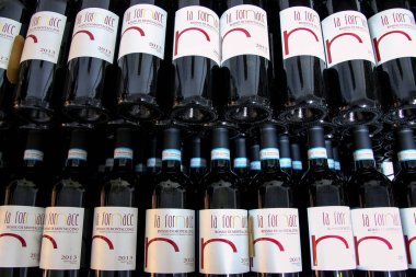 Montalcino, İtalya - 19 Mayıs: Bir şarap, şarap şişeleri görüntüsünü 