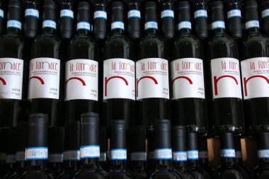 Montalcino, İtalya - 9 Mayıs: Bir şaraphane o, şarap şişeleri görüntüsünü