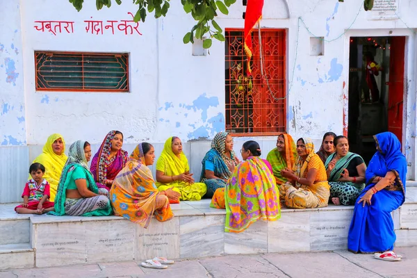 AGRA, INDIA-8 DE NOVIEMBRE: Mujeres no identificadas se sientan afuera de Hindu Tem —  Fotos de Stock