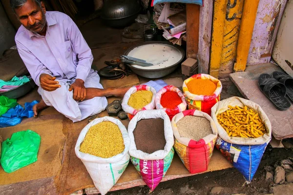 Fatehpur Sikri, India-November 9: Azonosítatlan ember eladja az élelmiszer: — Stock Fotó