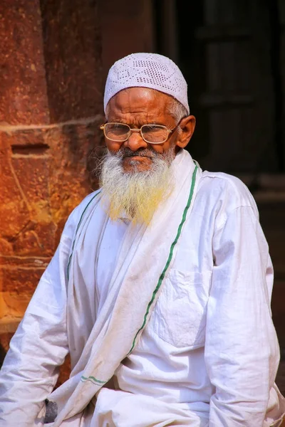 FATEHPUR SIKRI, INDIA-NOVIEMBRE 9: El hombre no identificado se sienta en la — Foto de Stock