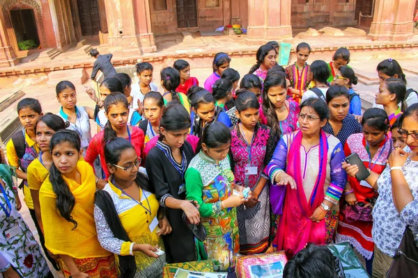 FATEHPUR SIKRI, INDIA-NOVIEMBRE 9: Las niñas no identificadas compran tela i —  Fotos de Stock