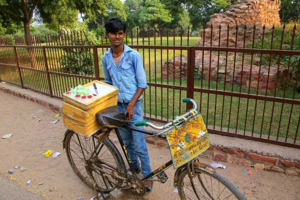 Fatehpur Sikri, 인도-11 월 9: 정체 불명된 남자 판매 디저트 — 스톡 사진