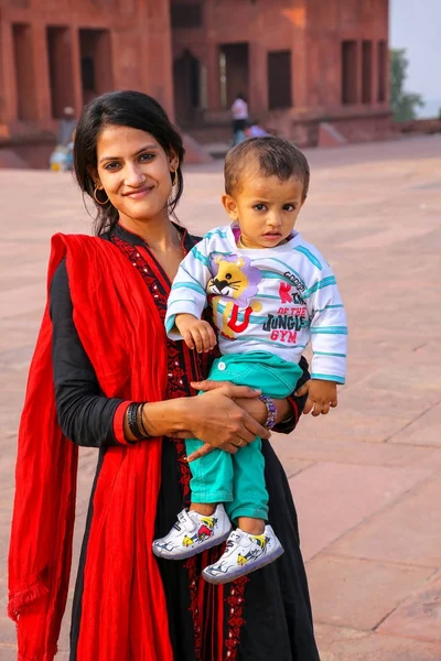 FATEHPUR SIKRI, INDIA-NOVEMBER 9: Unidentified woman with a boy — Stock Photo, Image