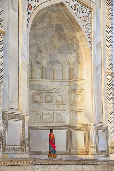 AGRA, INDIA-NOVIEMBRE 9: Mujeres no identificadas frente al Taj Ma — Foto de Stock