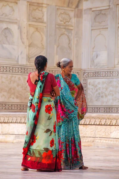 Agra, Hindistan-Kasım 9: Kimliği belirsiz kadın stand dışında Taj Mah