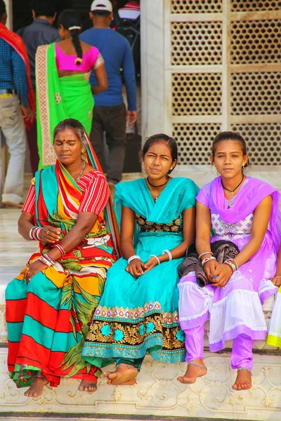 Agra, Indie-listopad 9: Neidentifikované ženy sedět mimo Taj Mahal — Stock fotografie