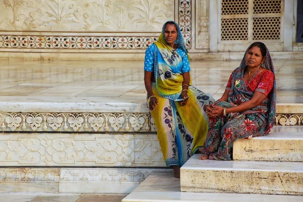 Agra, Indie-listopada 9: Niezidentyfikowane kobiety siedzieć poza Taj Mahal — Zdjęcie stockowe