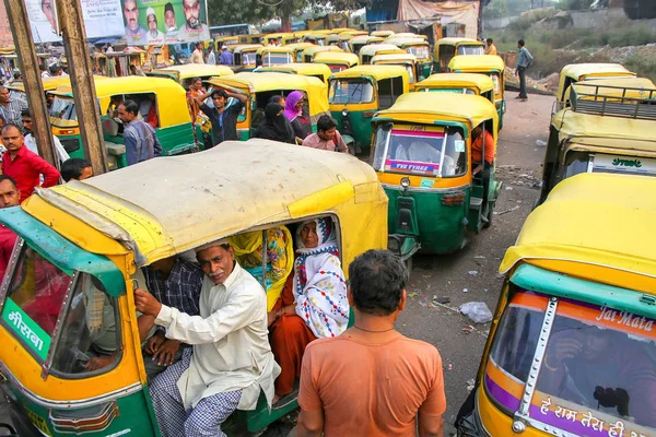 AGRA, INDIA - 10 DE NOVIEMBRE: Personas no identificadas se sientan en tuk-tuks a — Foto de Stock