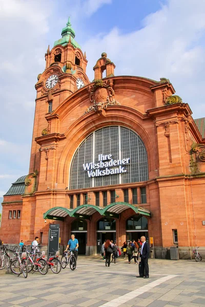 5 月 24 日、2 にヴィースバーデン、ドイツ - 5 月 24 日: 鉄道駅舎 — ストック写真