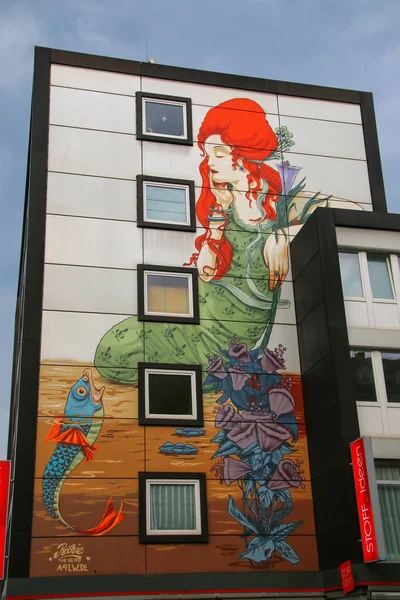 WIESBADEN, ALEMANIA - 24 DE MAYO: Pared pintada del edificio del apartamento — Foto de Stock