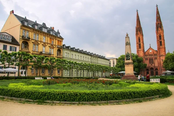 Wiesbaden, Tyskland - 24 maj: Torget Luisenplatz med St. Bonifat — Stockfoto