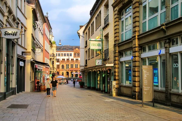 Wiesbaden, Deutschland - 24. Mai: Fußgängerzone Marktstraße in h — Stockfoto