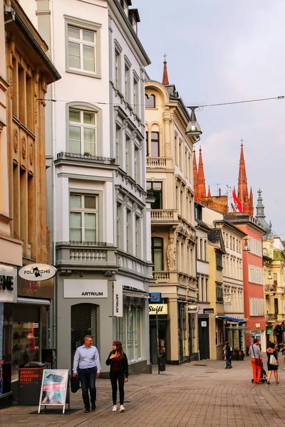 Wiesbaden, Tyskland - 24 maj: Gågatan Marktstrasse i h — Stockfoto