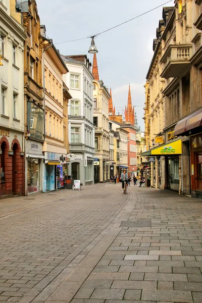 Wiesbaden, Almanya - 24 Mayıs: Yaya cadde Marktstrasse h