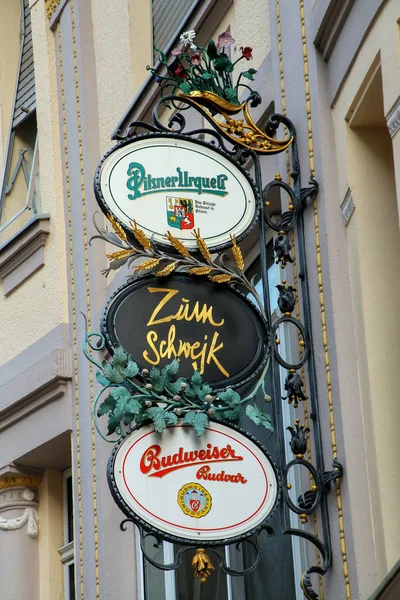 Wiesbaden, Německo – 24. května: Zdobené hospoda znamení v historickém městě — Stock fotografie