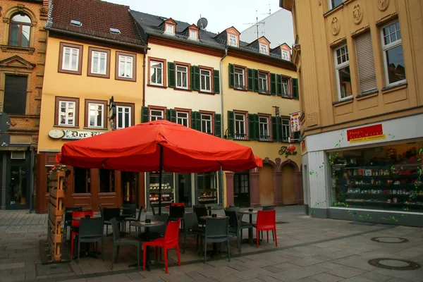 Wiesbaden, deutschland - 24. mai: kleiner platz umgeben von häusern i — Stockfoto