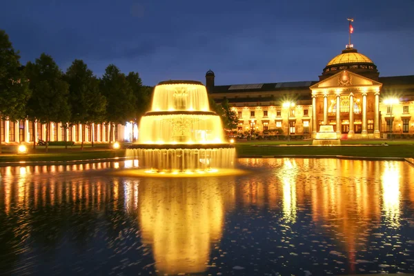 WIESBADEN, GERMANY - MAY 24: Kurhaus and Bowling Green in the ev — Stock Photo, Image