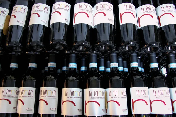 Montalcino, İtalya - 19 Mayıs: Bir şarap, şarap şişeleri görüntüsünü 