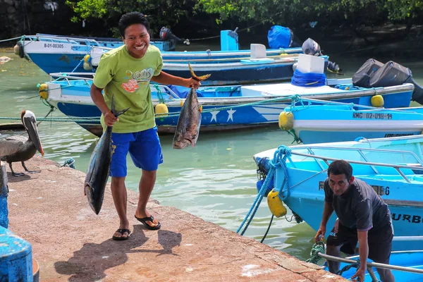 SANTA CRUZ, ECUADOR - 23 DE ABRIL: Hombres no identificados descargan atún en — Foto de Stock
