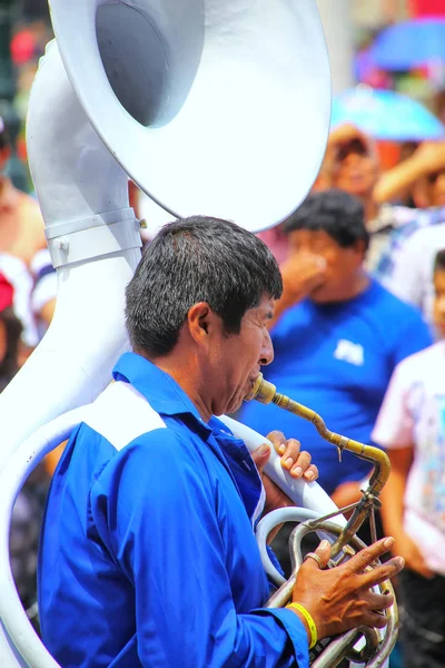 Lima, peru-februar 1: unbekannter mann spielt sousaphon auf fest — Stockfoto