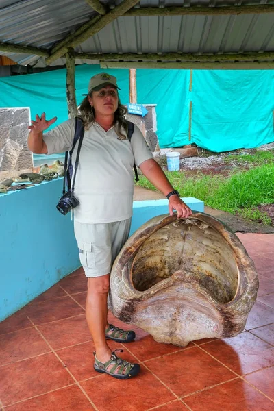 Santa Cruz, Ecuador-April 23: Onbekende vrouw praat over Gal — Stockfoto