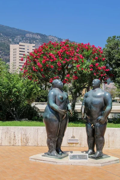 Monte Carlo, Monaco - 11 juli: Adam en Eva standbeelden door Fernando — Stockfoto