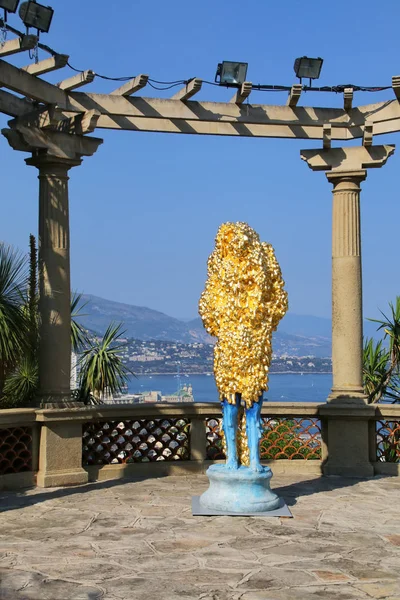 MONACO - 11 DE JULIO: Estatua de oro en la terraza de Botanical Gard — Foto de Stock