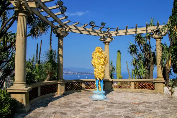 Монако - 11 липня: Золотої статуї на терасі в ботанічні Гар — стокове фото