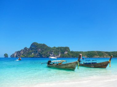 Phi Phi Don Isl üzerinde Ao Yongkasem plajda Longtail tekneler demirli